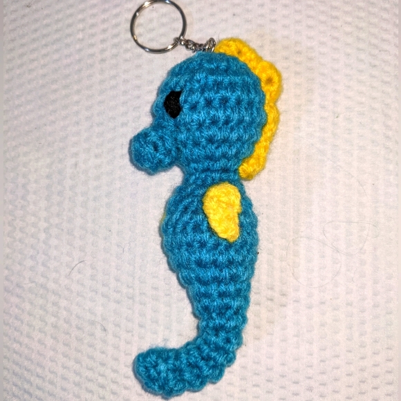 NEW Keychain Seahorse Purse Tag Blue Crochet HANDCRAFTED - Picture 2 of 7